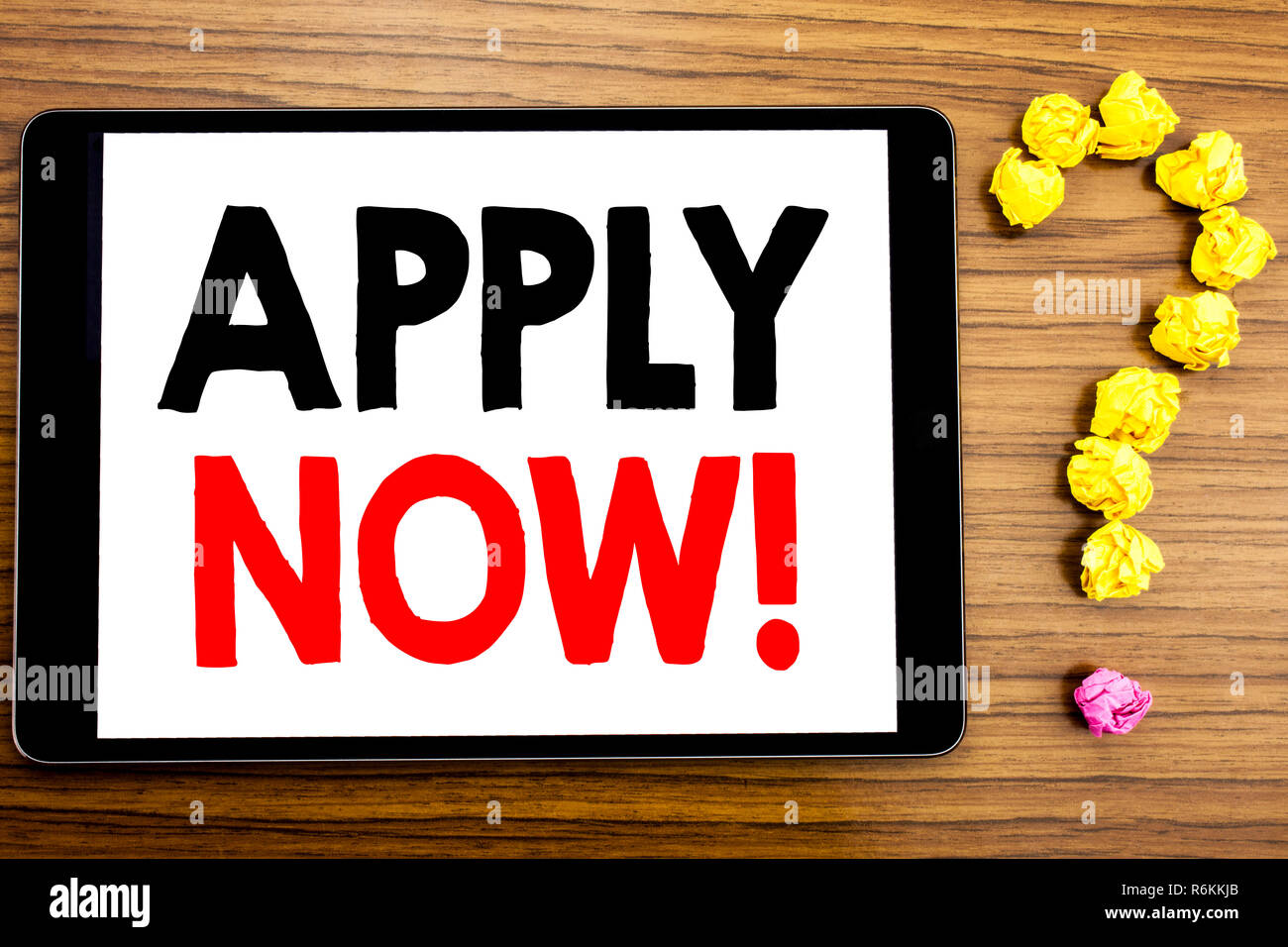 L'écriture de texte montrant Appliquer maintenant. Concept d'entreprise pour l'embauche d'emploi Application écrite sur ordinateur tablette sur le fond en bois avec un point d'interrogation fait de papier plié. Banque D'Images L'écriture de texte montrant Appliquer maintenant. Concept d'entreprise pour l'embauche d'emploi Application écrite sur ordinateur tablette sur le fond en bois avec un point d'interrogation fait de papier plié. Banque D'Images