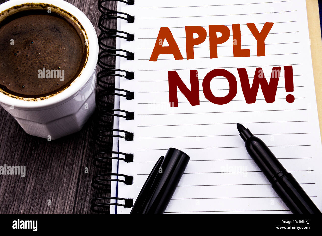 L'écriture de texte montrant Appliquer maintenant. Concept d'entreprise pour l'embauche d'emploi Application écrite sur papier de l'ordinateur portable note book sur le fond en bois en bois. Avec café et marqueur noir. Banque D'Images L'écriture de texte montrant Appliquer maintenant. Concept d'entreprise pour l'embauche d'emploi Application écrite sur papier de l'ordinateur portable note book sur le fond en bois en bois. Avec café et marqueur noir. Banque D'Images
