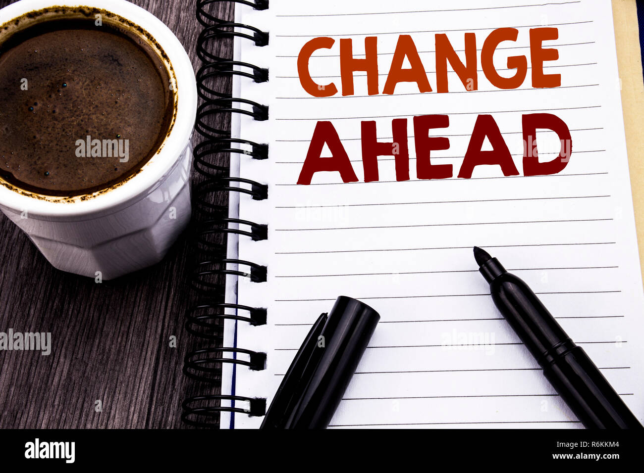 L'écriture de texte qui montre la modification à venir du mot. Concept d'entreprise pour de futurs changements écrit le livre de l'ordinateur portable sur la note de fond bois de bois. Avec café et marqueur noir. Banque D'Images L'écriture de texte qui montre la modification à venir du mot. Concept d'entreprise pour de futurs changements écrit le livre de l'ordinateur portable sur la note de fond bois de bois. Avec café et marqueur noir. Banque D'Images
