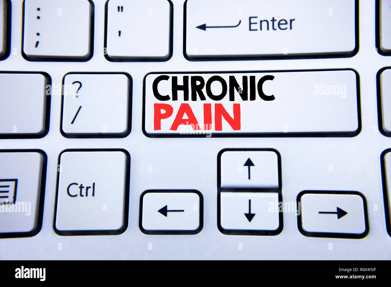 Parole, l'écriture de la douleur chronique. Concept d'affaires pour se sentir mauvais mauvais Care écrit sur la touche du clavier blanc avec copie espace. Vue d'en haut. Banque D'Images Parole, l'écriture de la douleur chronique. Concept d'affaires pour se sentir mauvais mauvais Care écrit sur la touche du clavier blanc avec copie espace. Vue d'en haut. Banque D'Images