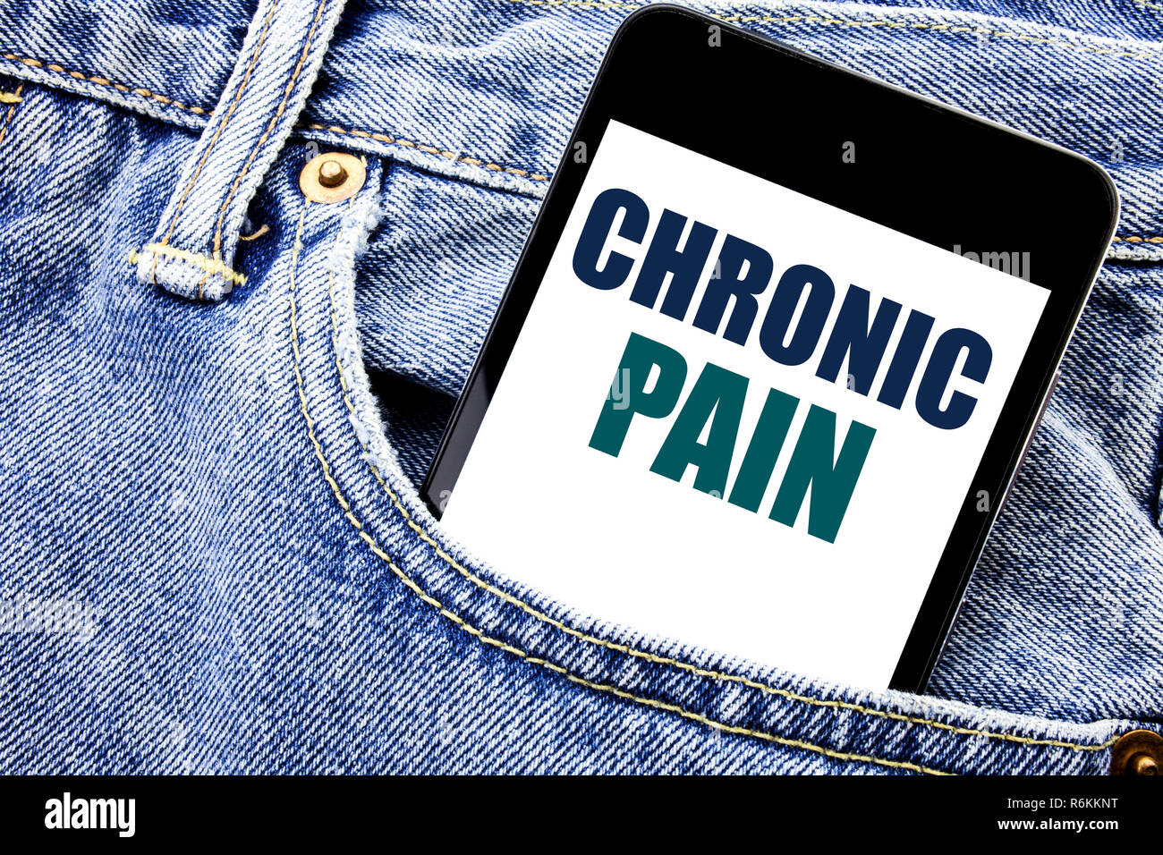 Par contre l'écriture de texte conceptuel inspiration légende montrant la douleur chronique. Concept d'affaires pour se sentir mauvais mauvais écrit Soins téléphone téléphone mobile, portable placé dans la poche de jean avant l'homme. Banque D'Images Par contre l'écriture de texte conceptuel inspiration légende montrant la douleur chronique. Concept d'affaires pour se sentir mauvais mauvais écrit Soins téléphone téléphone mobile, portable placé dans la poche de jean avant l'homme. Banque D'Images