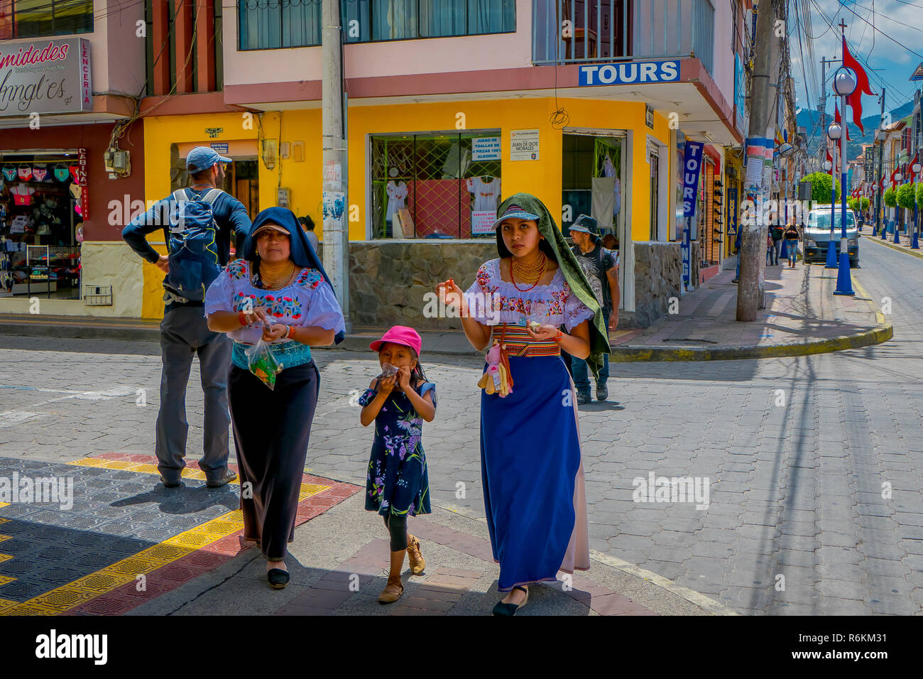 OTAVALO, ÉQUATEUR, 06 novembre 2018 : balades en famille dans les rues de la ville d'Otavalo portant des vêtements indigènes typiques en Equateur. Banque D'Images