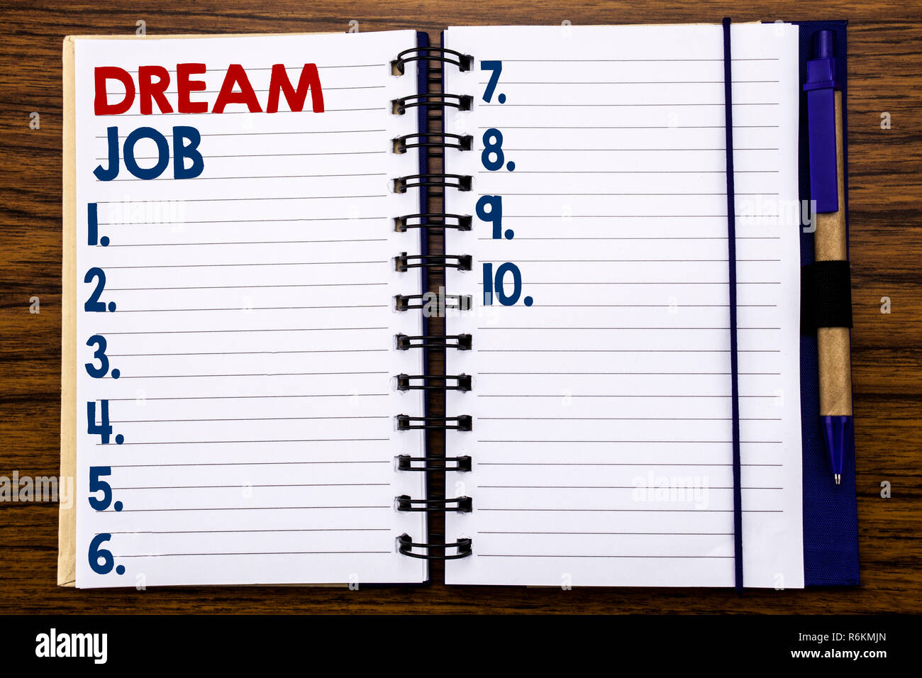 L'écriture de texte montrant l'emploi de rêve. Concept d'affaires pour rêver de carrière Écrit sur papier de l'ordinateur portable, fond de bois avec stylo et marqueur. Banque D'Images L'écriture de texte montrant l'emploi de rêve. Concept d'affaires pour rêver de carrière Écrit sur papier de l'ordinateur portable, fond de bois avec stylo et marqueur. Banque D'Images