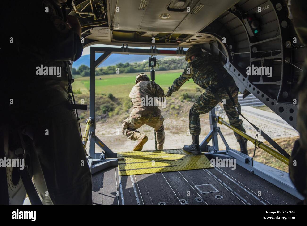 Des soldats du ciel la Compagnie B, 1er bataillon du 503e Régiment d'infanterie, 173e Brigade aéroportée et de parachutistes de la 1ère Brigade Commando parachutiste de l'armée grecque, procéder à un exercice d'entraînement de la corde rapide à partir d'un hélicoptère Grec, le 22 mai 2017 à Thessalonique en Grèce dans le cadre de l'exercice 2017 Minotaure à baïonnette. Bayonet-Minotaur est un exercice d'entraînement bilatéral entre des soldats américains affectés à la 173e Brigade aéroportée et les Forces armées grecques, axée sur l'amélioration des normes opérationnelles de l'OTAN et de développer les compétences techniques. Banque D'Images