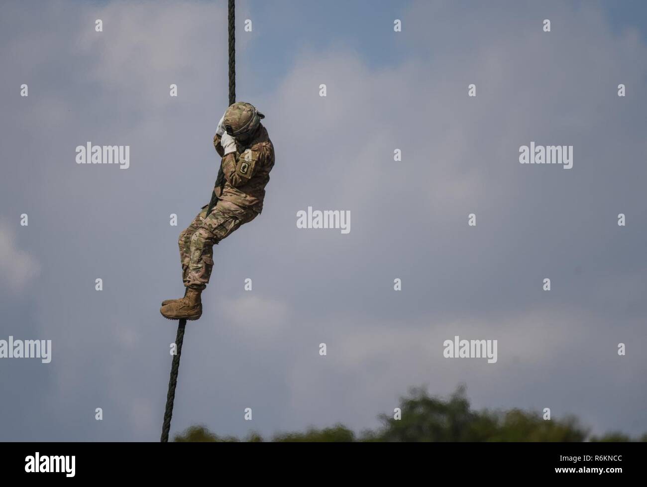 Des soldats du ciel la Compagnie B, 1er bataillon du 503e Régiment d'infanterie, 173e Brigade aéroportée et de parachutistes de la 1ère Brigade Commando parachutiste de l'armée grecque, procéder à un exercice d'entraînement de la corde rapide à partir d'un hélicoptère Grec, le 22 mai 2017 à Thessalonique en Grèce dans le cadre de l'exercice 2017 Minotaure à baïonnette. Bayonet-Minotaur est un exercice d'entraînement bilatéral entre des soldats américains affectés à la 173e Brigade aéroportée et les Forces armées grecques, axée sur l'amélioration des normes opérationnelles de l'OTAN et de développer les compétences techniques. Banque D'Images