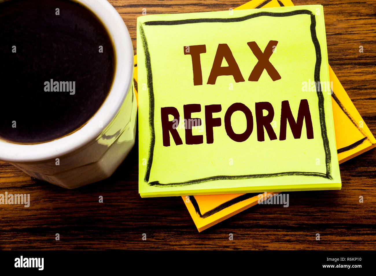 Texte manuscrit montrant la réforme fiscale. Concept d'affaires pour changement de gouvernement en impôts écrit sur sticky note sur le fond en bois en bois avec Coffee cup Banque D'Images Texte manuscrit montrant la réforme fiscale. Concept d'affaires pour changement de gouvernement en impôts écrit sur sticky note sur le fond en bois en bois avec Coffee cup Banque D'Images