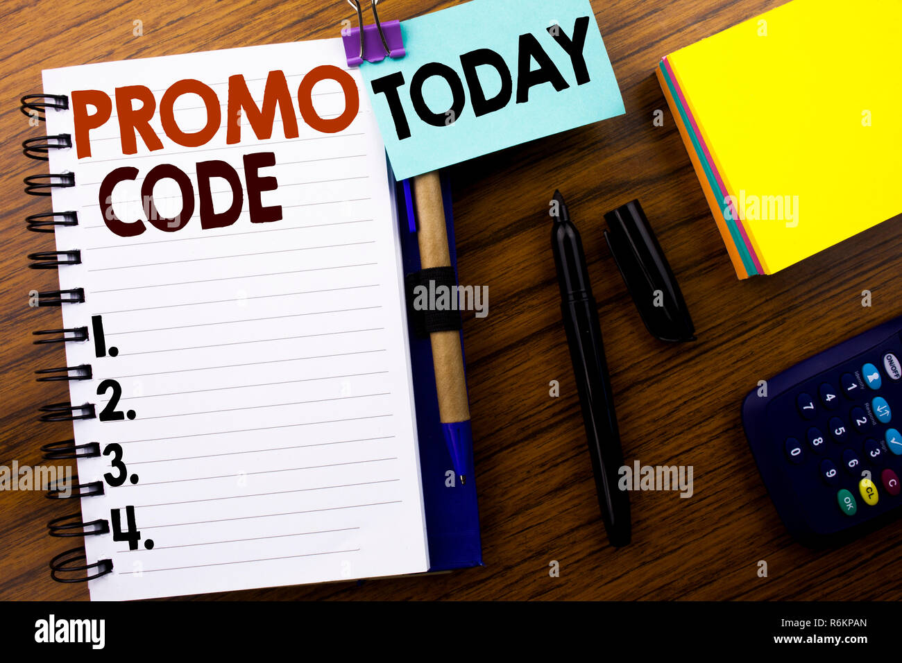 Mot, écrit le code promo. Concept d'affaires pour la promotion d'entreprise en ligne écrit le livre sur la note de fond en bois. Avec aujourd'hui signe. Vue de dessus de bureau. Banque D'Images Mot, écrit le code promo. Concept d'affaires pour la promotion d'entreprise en ligne écrit le livre sur la note de fond en bois. Avec aujourd'hui signe. Vue de dessus de bureau. Banque D'Images