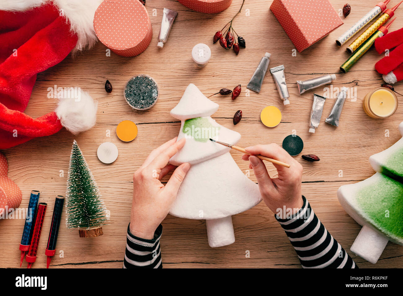 Creative diy craft hobby, femme faisant décoration d'arbre de Noël à partir de polystyrène pour les fêtes Banque D'Images