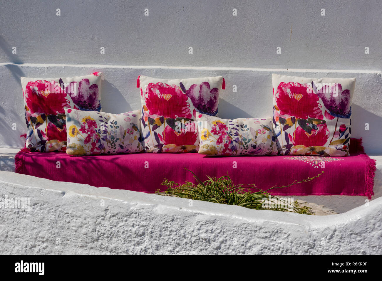 Meubles design d'extérieur à une taverne grecque à kassiopi, sur la côte de Corfou en Grèce. Banque D'Images