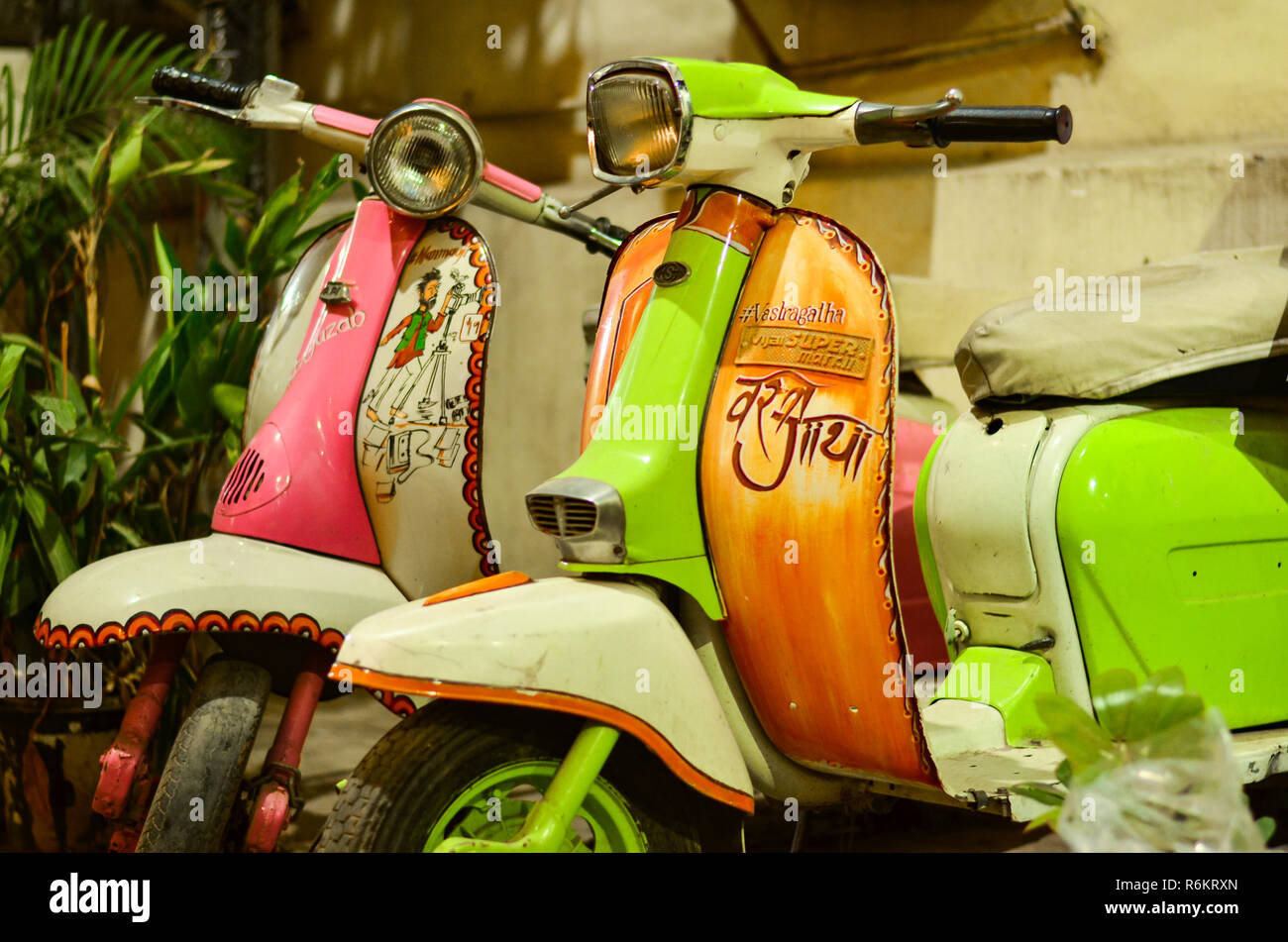 Scooters Vespa colorées fantaisie dans Hauz Khas Village, New Delhi, Inde Banque D'Images