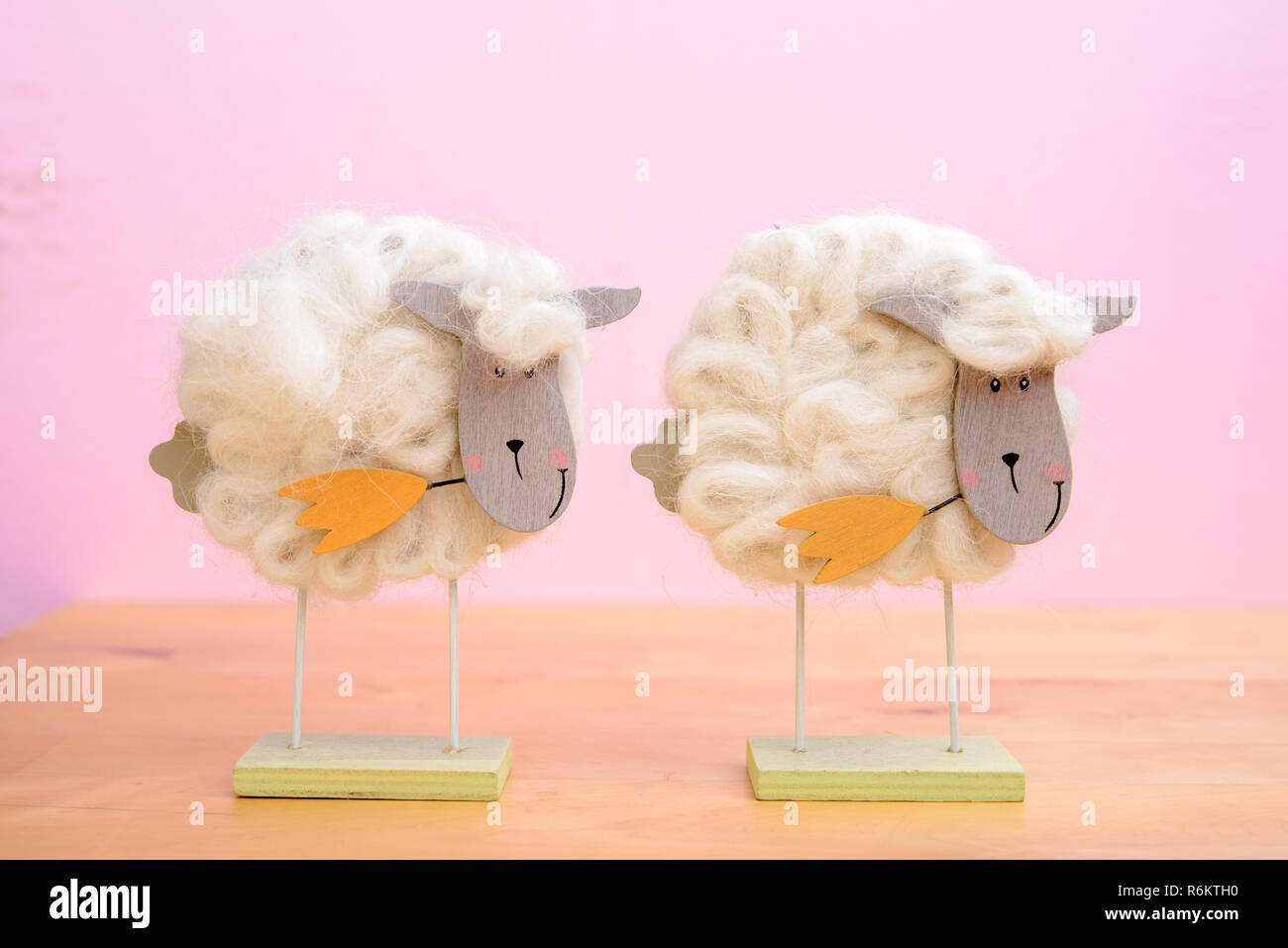 Drole De Moutons En Face De Fond Rose Photo Stock Alamy