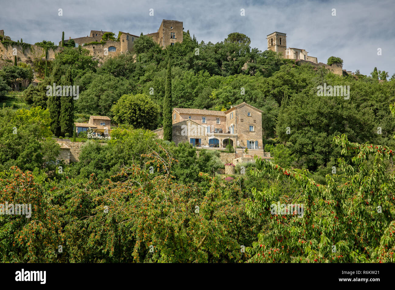 Un beau village perché en Provence, Ménerbes, Luberon, Vaucluse, France Banque D'Images