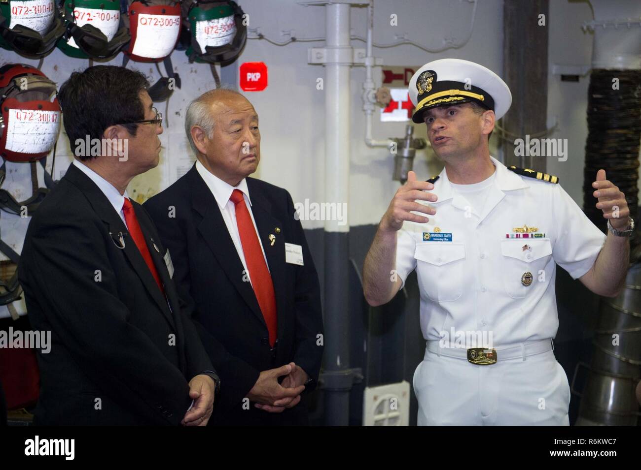 SHIMODA, le Japon (19 mai 2017) Le Cmdr. Warren Smith, droite, commandant de la classe Arleigh Burke destroyer lance-missiles USS Mustin (DDG 89), donne à Yusuke Hukui, Maire de Shimoda, Japon, une visite du navire pendant le Festival Noir Shimoda. La participation de la Marine à ce festival célèbre le patrimoine de la marine japonaise américaine premier partenariat établi par le commodore Matthew Perry's 1853 Visite du port. Depuis plus de 160 ans, les États-Unis ont créé un patrimoine de présence navale dans la région du Pacifique-Indo-Asia pour promouvoir le partenariat, la prospérité et la sécurité maritime. Banque D'Images