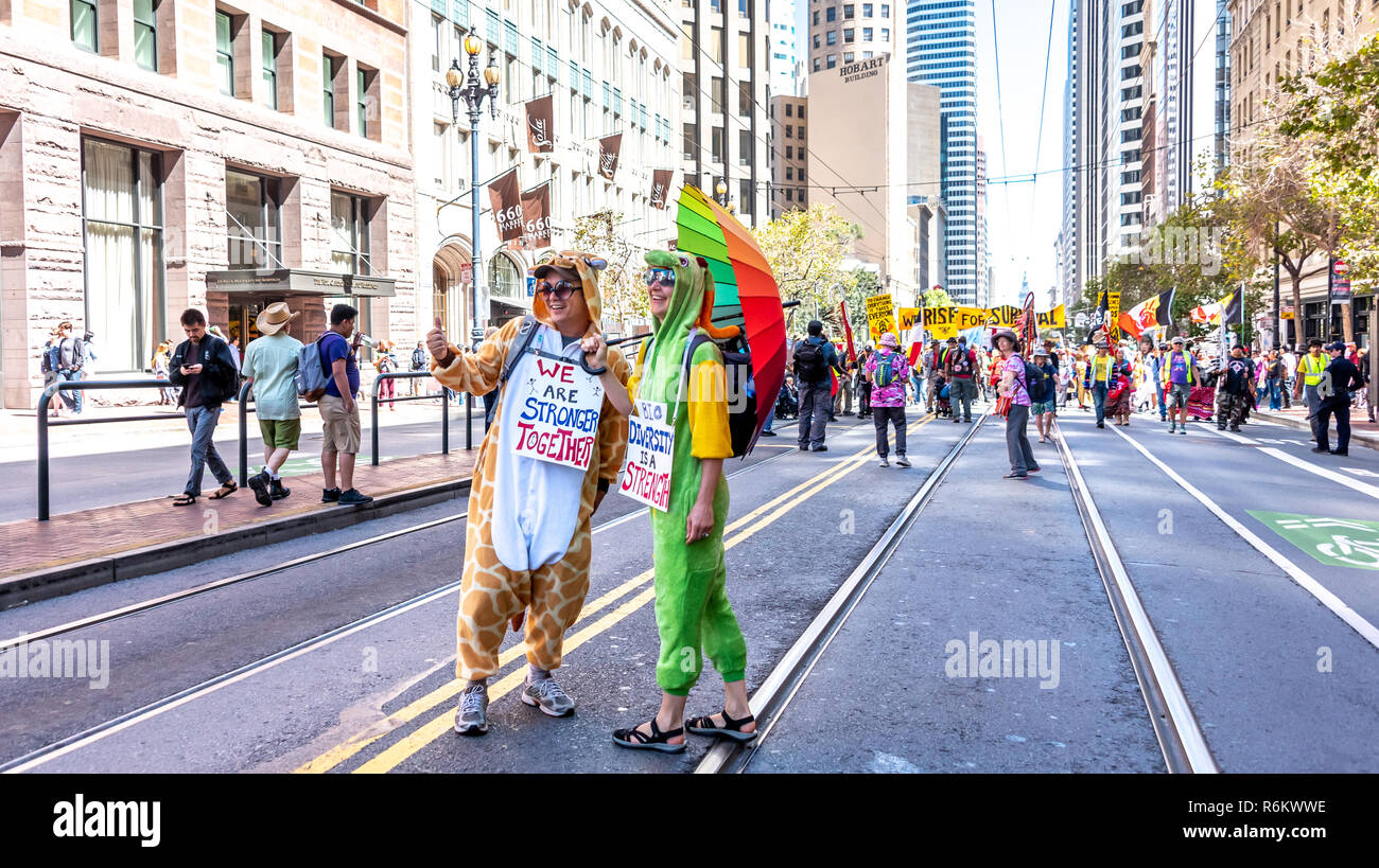 San Francisco, Californie, USA. 8 Septembre, 2018. Des milliers de personnes se rassemblent à San Francisco en hausse pour les rally et mars à l'avance de l'Action Climatique Mondial au sommet qui se tiendra du 12 au 14 septembre il y a. Deux jeunes femmes portent des costumes d'animaux et de signes à lire 'Nous sommes plus forts ensemble" et "bio-diversité est une force' comme la marche vers le bas de la rue du marché est en cours. Banque D'Images