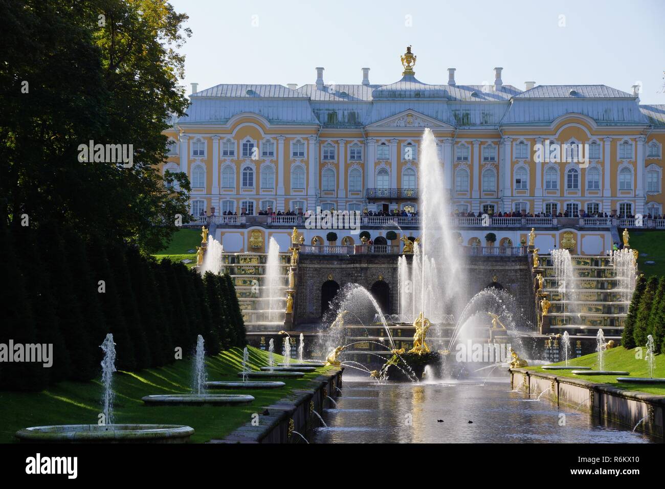 Palais et jardins de Peterhof Saint-Pétersbourg, Russie. Excursion croisière sur le Norwegian Cruises dans les pays baltes. Le palais a des vues magnifiques et des jardins. Banque D'Images