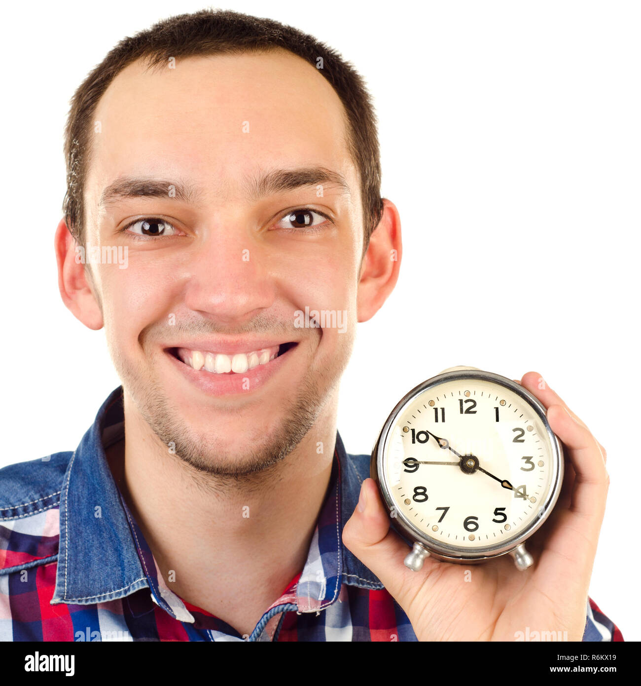 Jeune homme avec horloge isolé sur fond blanc Banque D'Images