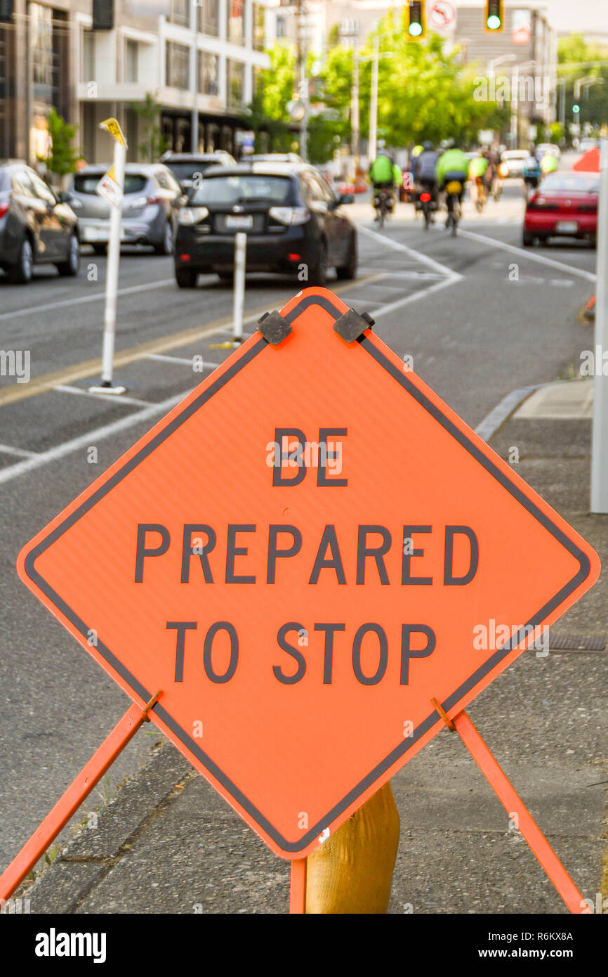 SEATTLE, WA, USA - Juin 2018 : signer sur une rue du centre-ville de Seattle attention les conducteurs de travaux à venir. Banque D'Images