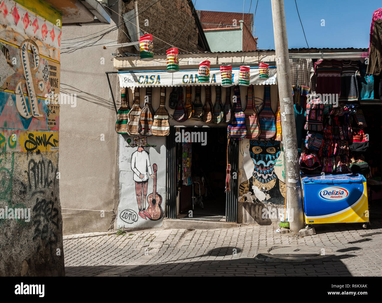 LA PAZ, BOLIVIE - 19 août 2017 : Boutique de souvenirs typiques sur l'étal de marché des sorcières (Mercado de las Brujas) - La Paz, Bolivie Banque D'Images