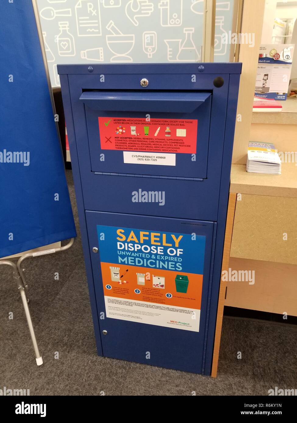 Close-up de kiosk permettant l'élimination sécuritaire des médicaments de prescription, partie d'un système de protection contre l'abus des médicaments sur ordonnance et de la pollution intérieure, dans une pharmacie à San Ramon, Californie, le 2 octobre 2018. () Banque D'Images