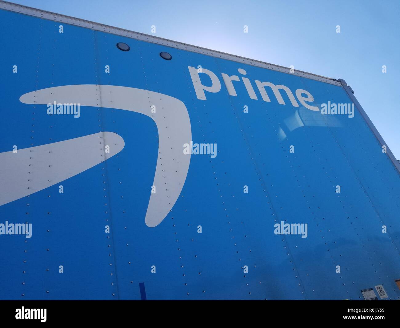 Faible angle de vue du côté d'un camion semi remorque tracteur bleu avec logo pour Amazon Prime service, contre un ciel bleu à San Ramon, Californie, le 8 octobre 2018. () Banque D'Images