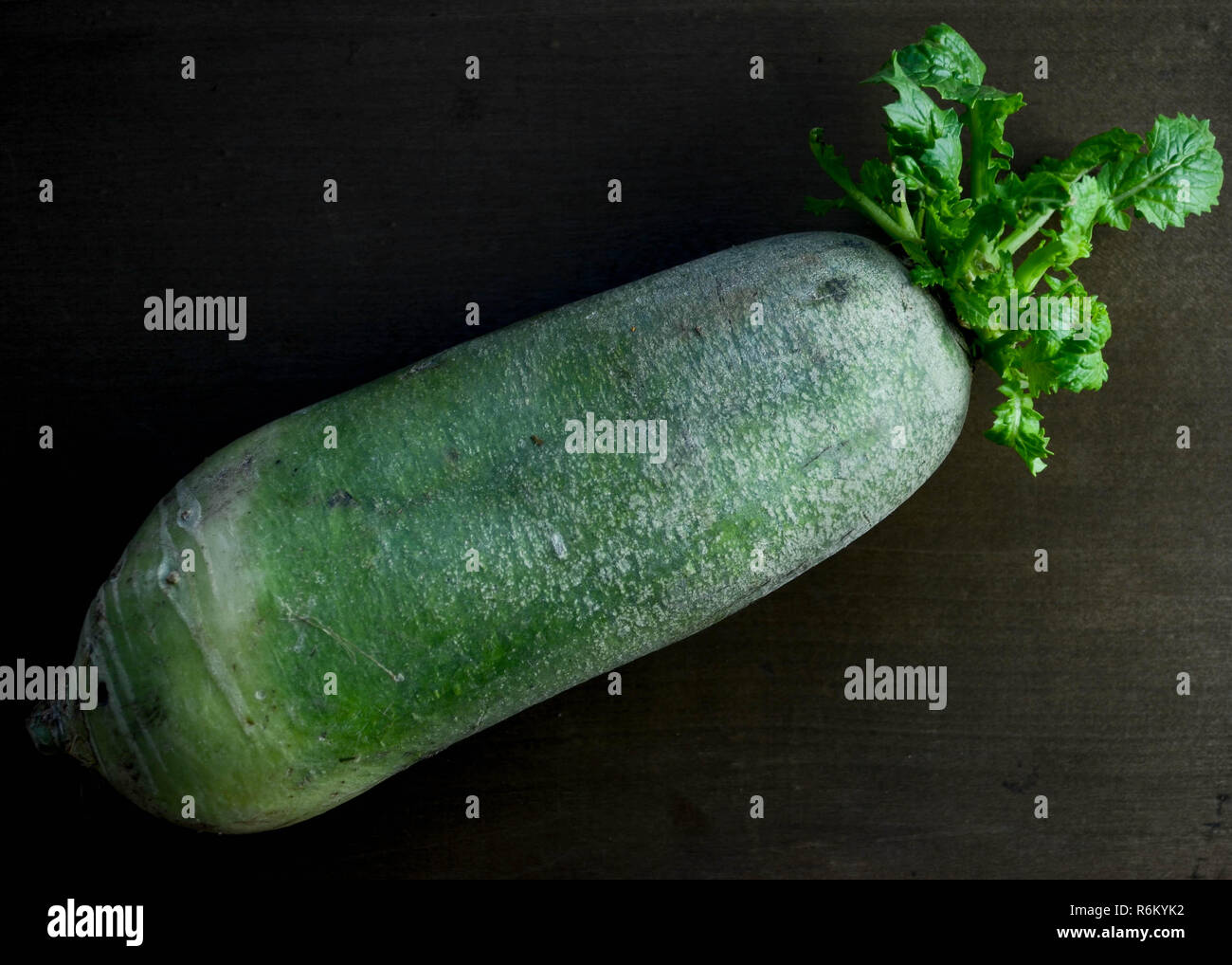 Green daikon (aka. lobou, lobok, mooli, et mu), montré en entier avec de petits germes verts ci-joint. Banque D'Images