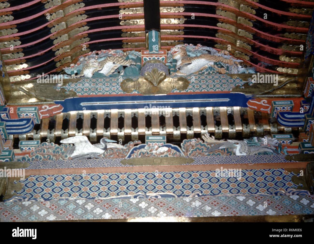 Photographie couleur, à partir d'un angle faible, montrant et finement détaillés, y compris les sculptures en bois peint des grues et des tigres, éventuellement à partir de l'avant-toit d'un culte à l'un des bâtiments dans le temple bouddhiste Nikk région, comme Nikk T sh -g ou Rinn -ji, probablement photographié au Japon au cours de la moitié du xxe siècle, 1965. () Banque D'Images