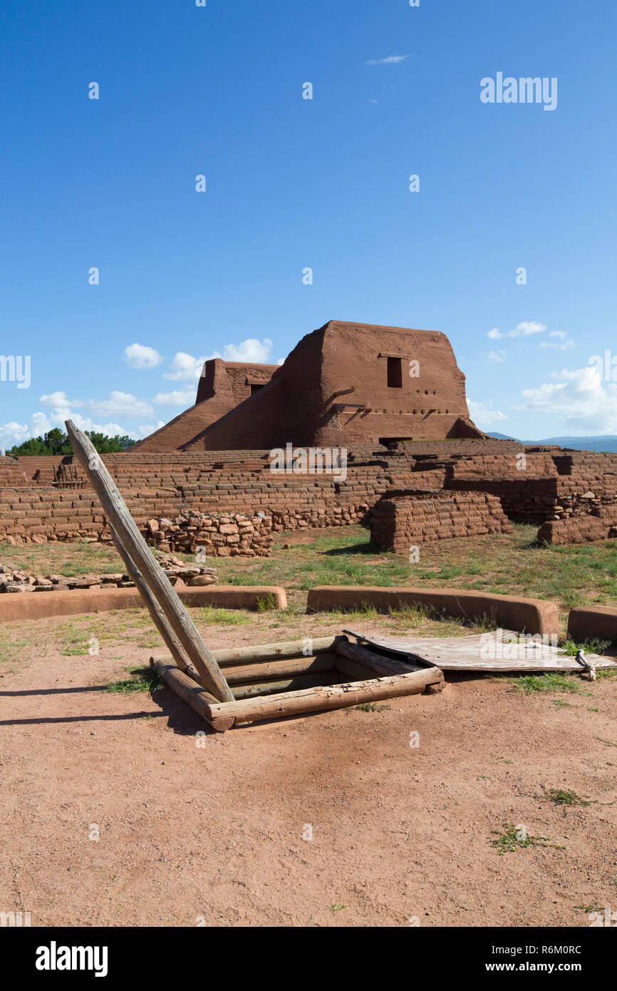 Mission Pueblo (arrière-plan), Kiva (premier plan), le parc historique national de Pecos, New Mexico, USA Banque D'Images