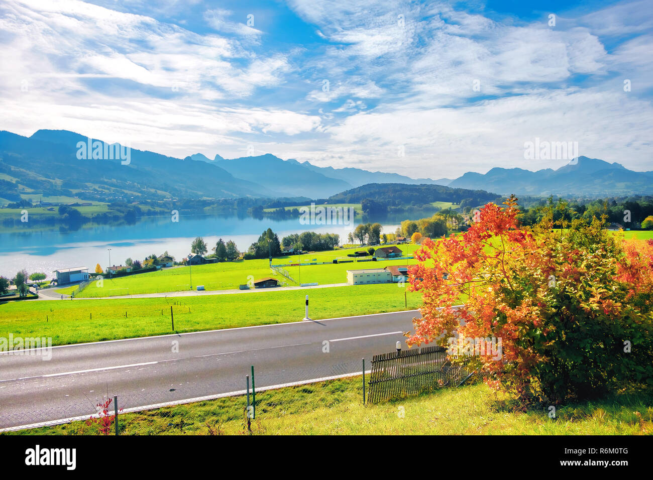 Paysage avec lac de gruyère en Suisse. Le canton de Fribourg, Suisse Banque D'Images