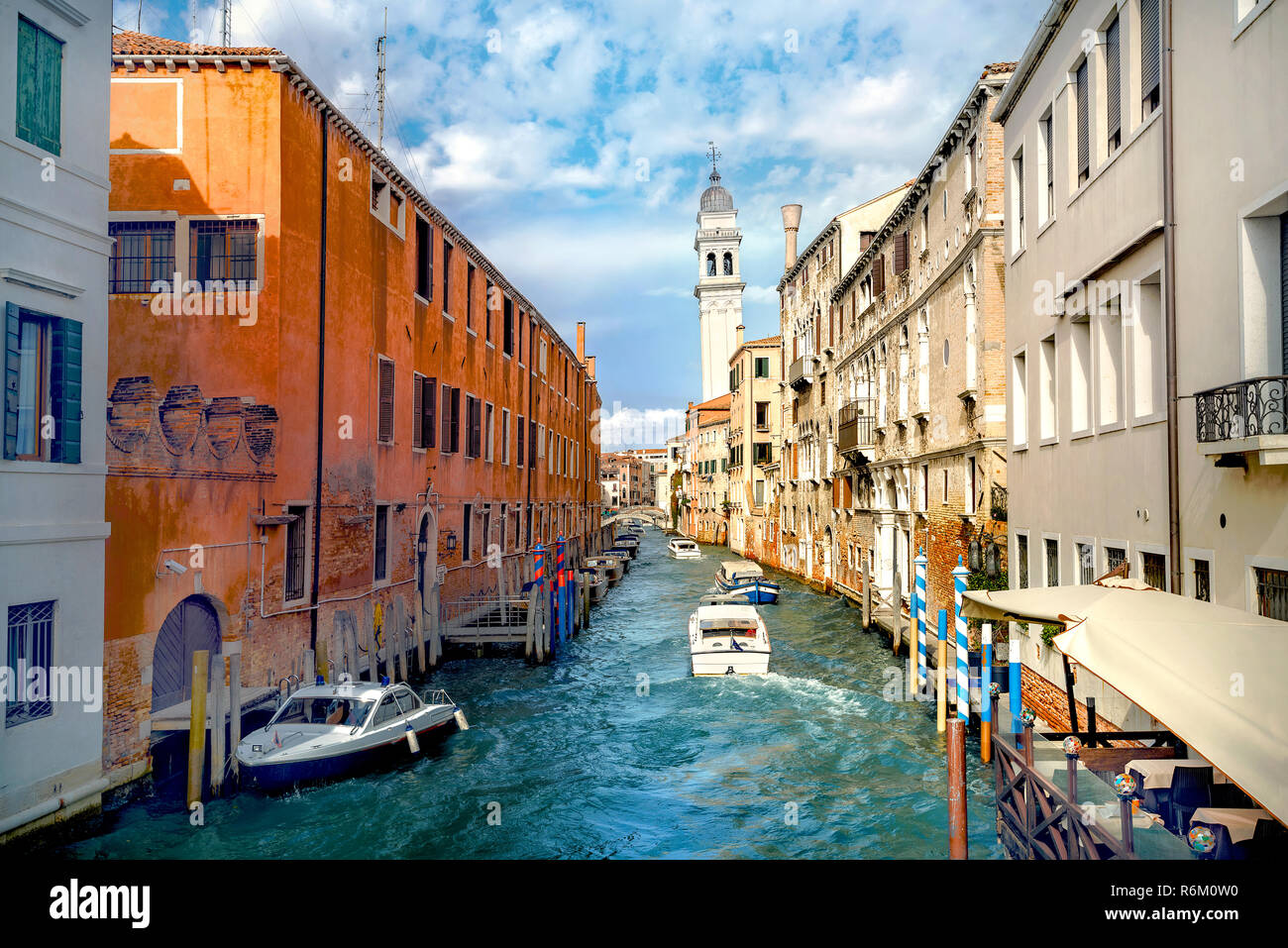 Vue urbaine avec leaning clocher de San Giorgio sur canal à Venise. Italie Banque D'Images