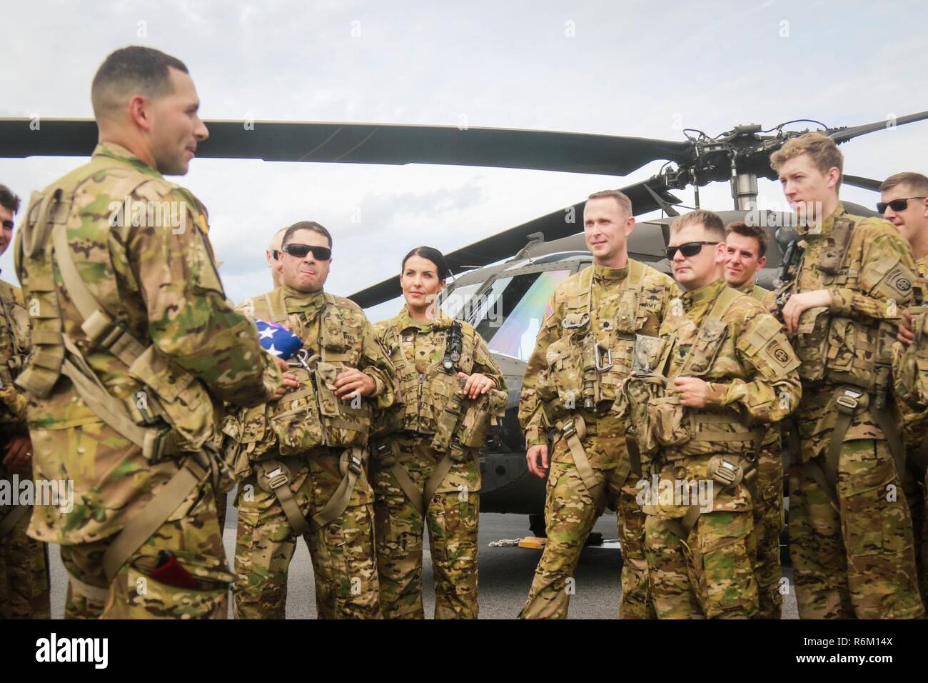 Soldats affectés au 2ème bataillon d'hélicoptères d'assaut, 82e Brigade d'aviation de combat se préparer à présenter le lieutenant-colonel Travis McIntoch, commandant de 2-82ème cabine avec une fois plié un drapeau des États-Unis comme un hommage à son dernier vol dans le 82e et de la cabine à son service désintéressé comme un chef de bataillon à Concord Aéroport régional, Concord, NC, le 28 mai. Banque D'Images