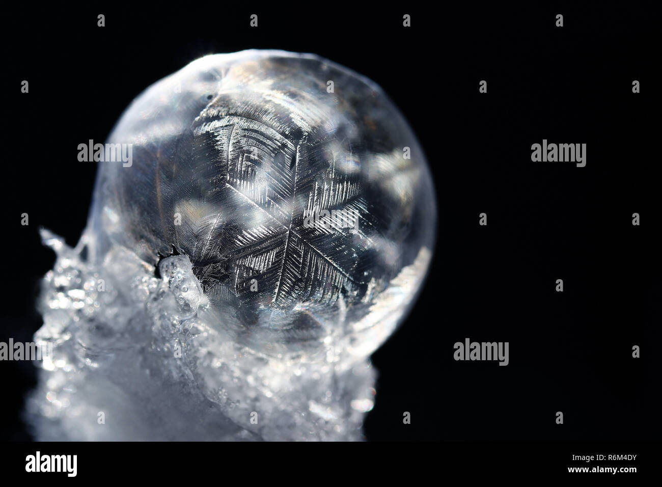 Une bulle de savon sur la neige est une belle œuvre d'art naturelle Banque D'Images