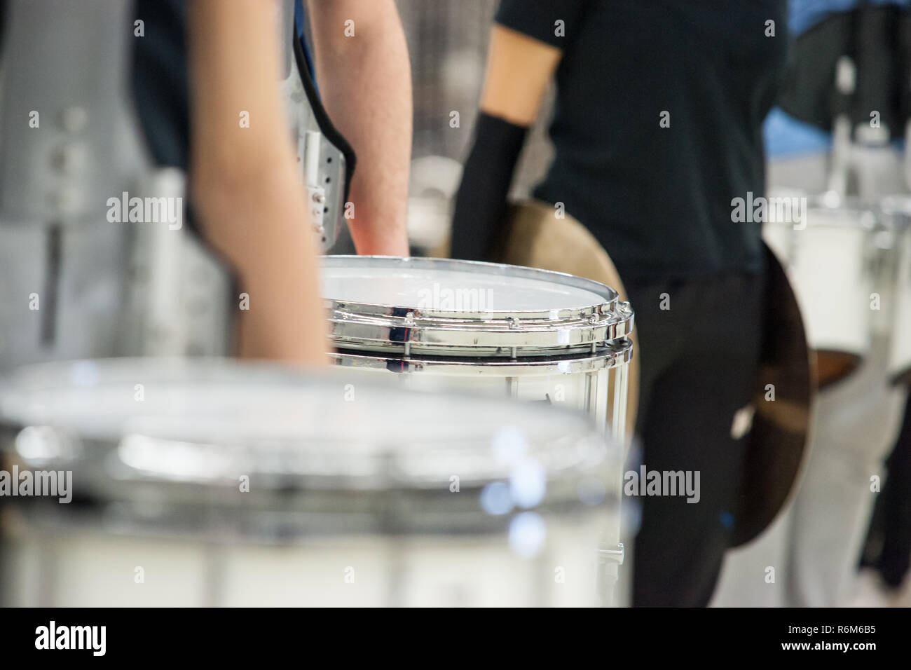 Plus de détails dans une musique, spectacle et fanfare. Les musiciens jouent avec des instruments de percussion dans un salon de la formation Banque D'Images