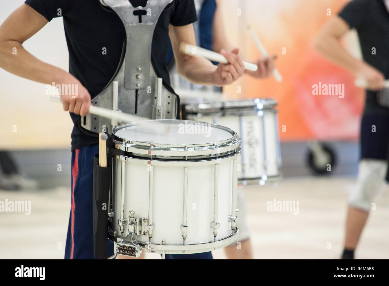 Plus de détails dans une musique, spectacle et fanfare. Les musiciens jouent avec des instruments de percussion dans un salon de la formation Banque D'Images