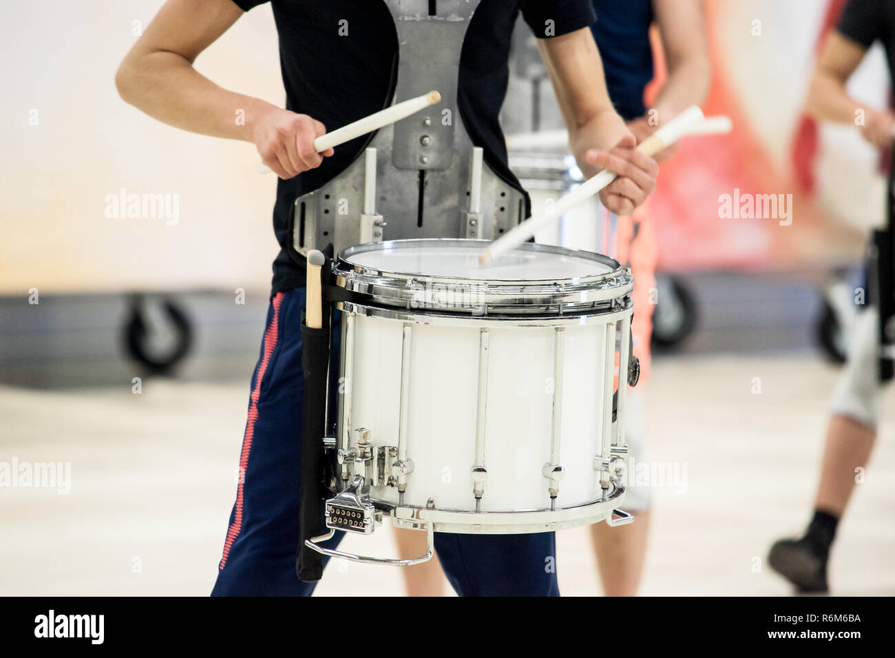 Plus de détails dans une musique, spectacle et fanfare. Les musiciens jouent avec des instruments de percussion dans un salon de la formation Banque D'Images