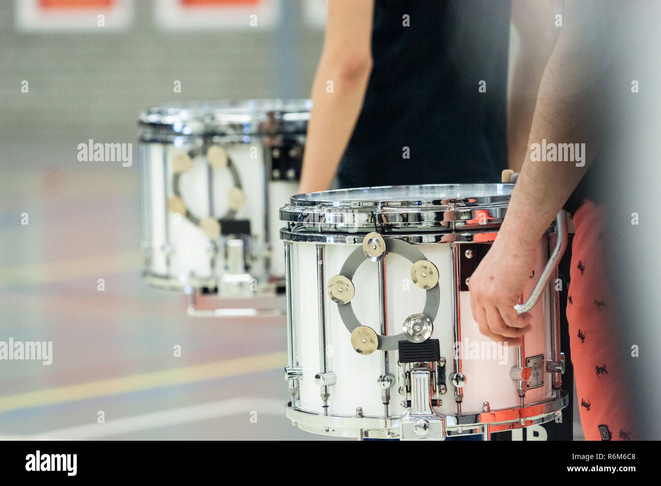 Plus de détails dans une musique, spectacle et fanfare. Les musiciens jouent avec des instruments de percussion dans un salon de la formation Banque D'Images