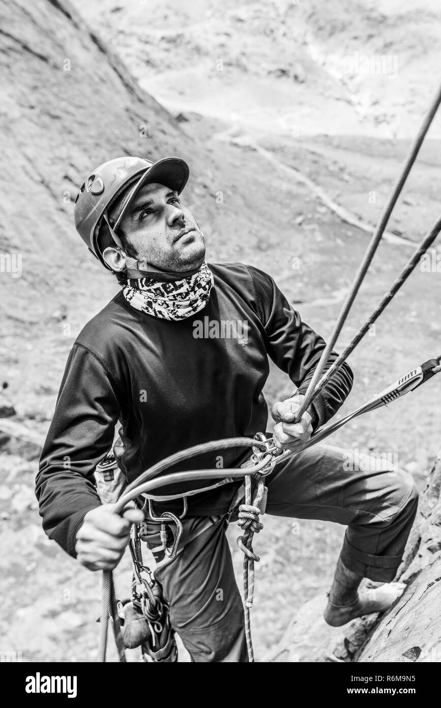 Expressions visage tandis qu'un grimpeur monter un grand mur à l'intérieur de la Cordillère des Andes, une aventure extraordinaire. Sourire sur son visage tout en allant à la montagne Banque D'Images