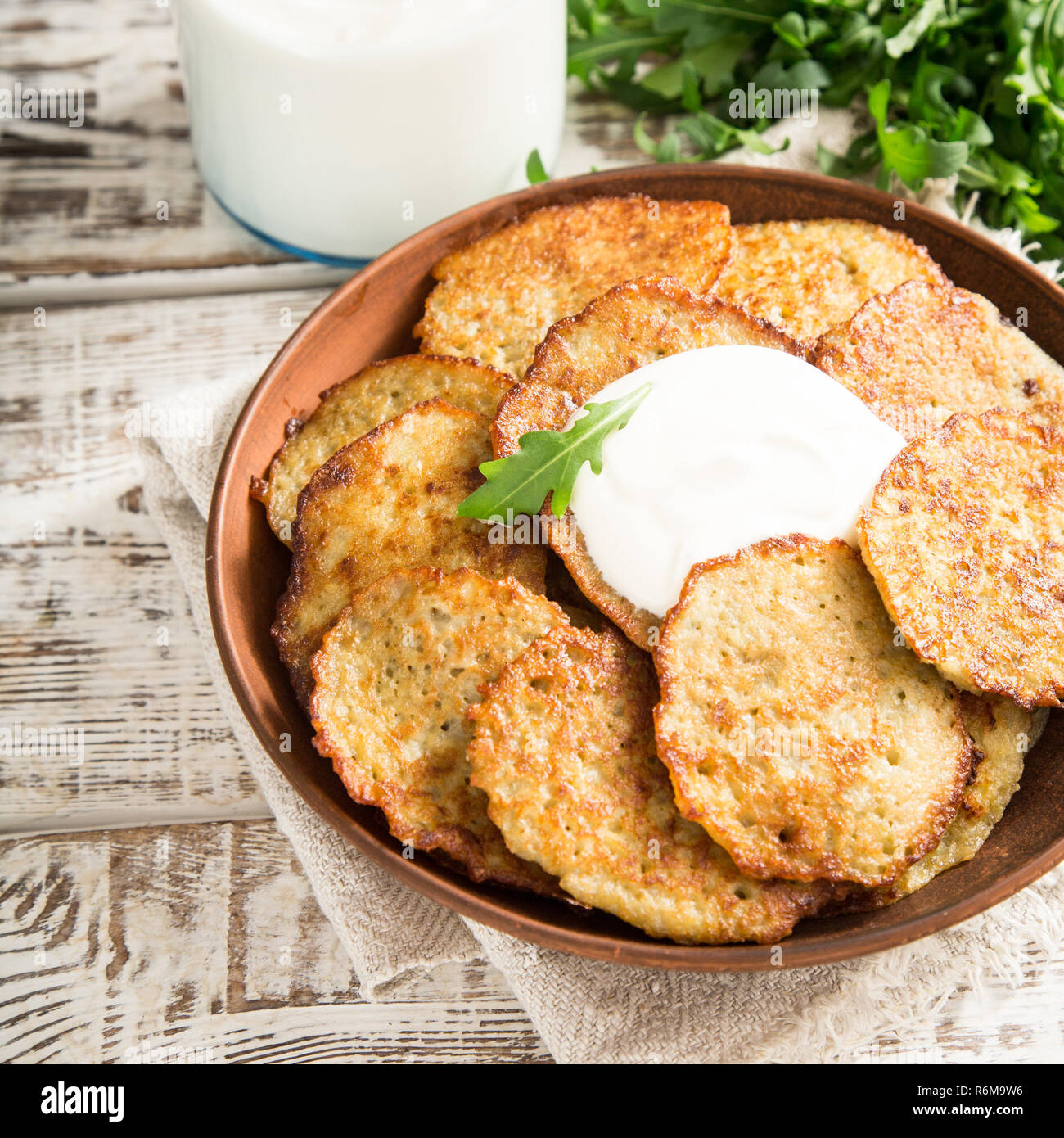 Draniki - les beignets de pommes de terre. Les galettes de pommes de terre. Le plat national du Bélarus, l'Ukraine et la Russie. Banque D'Images