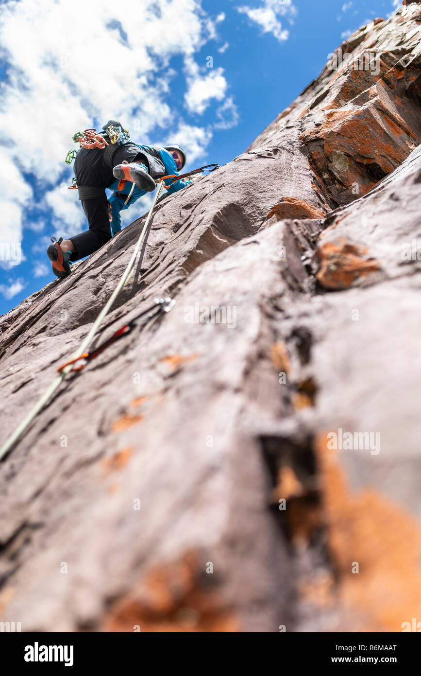 Les derniers mouvements pour atteindre le sommet par un grimpeur. L'escalade à l'intérieur des Andes et des vallées à Cajon del Maipo, un endroit étonnant Banque D'Images