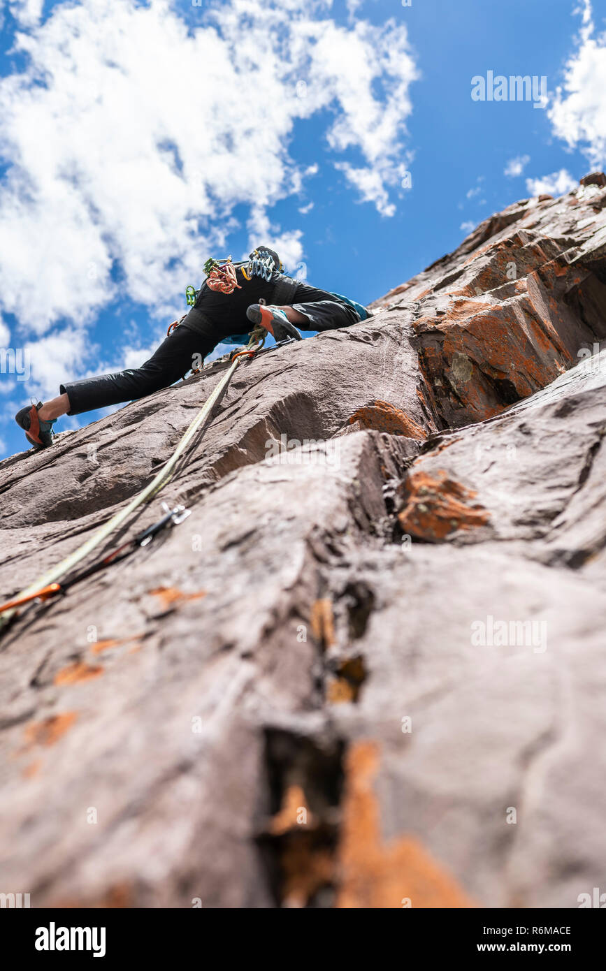 Les derniers mouvements pour atteindre le sommet par un grimpeur. L'escalade à l'intérieur des Andes et des vallées à Cajon del Maipo, un endroit étonnant Banque D'Images