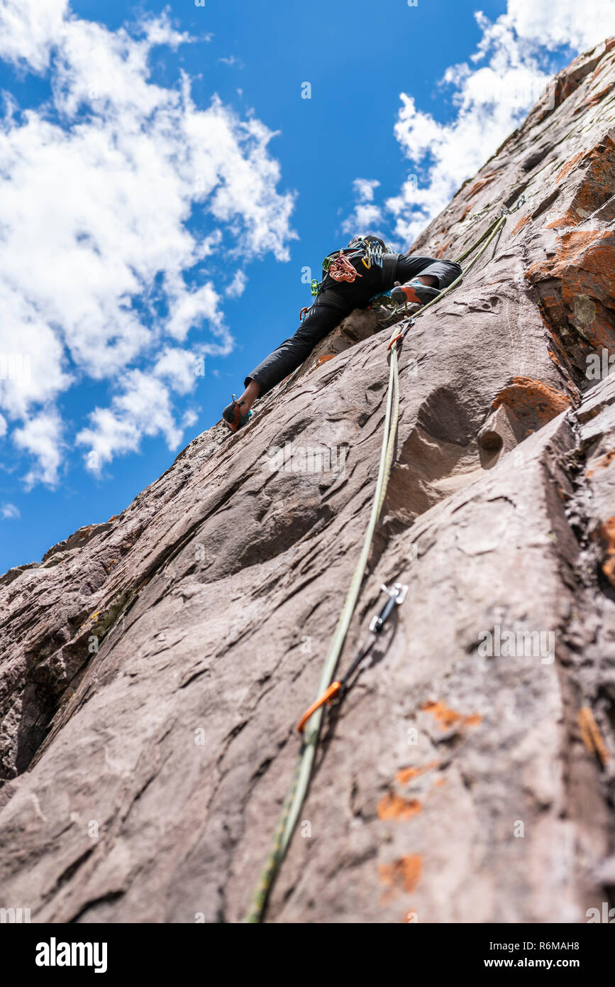 Les derniers mouvements pour atteindre le sommet par un grimpeur. L'escalade à l'intérieur des Andes et des vallées à Cajon del Maipo, un endroit étonnant Banque D'Images