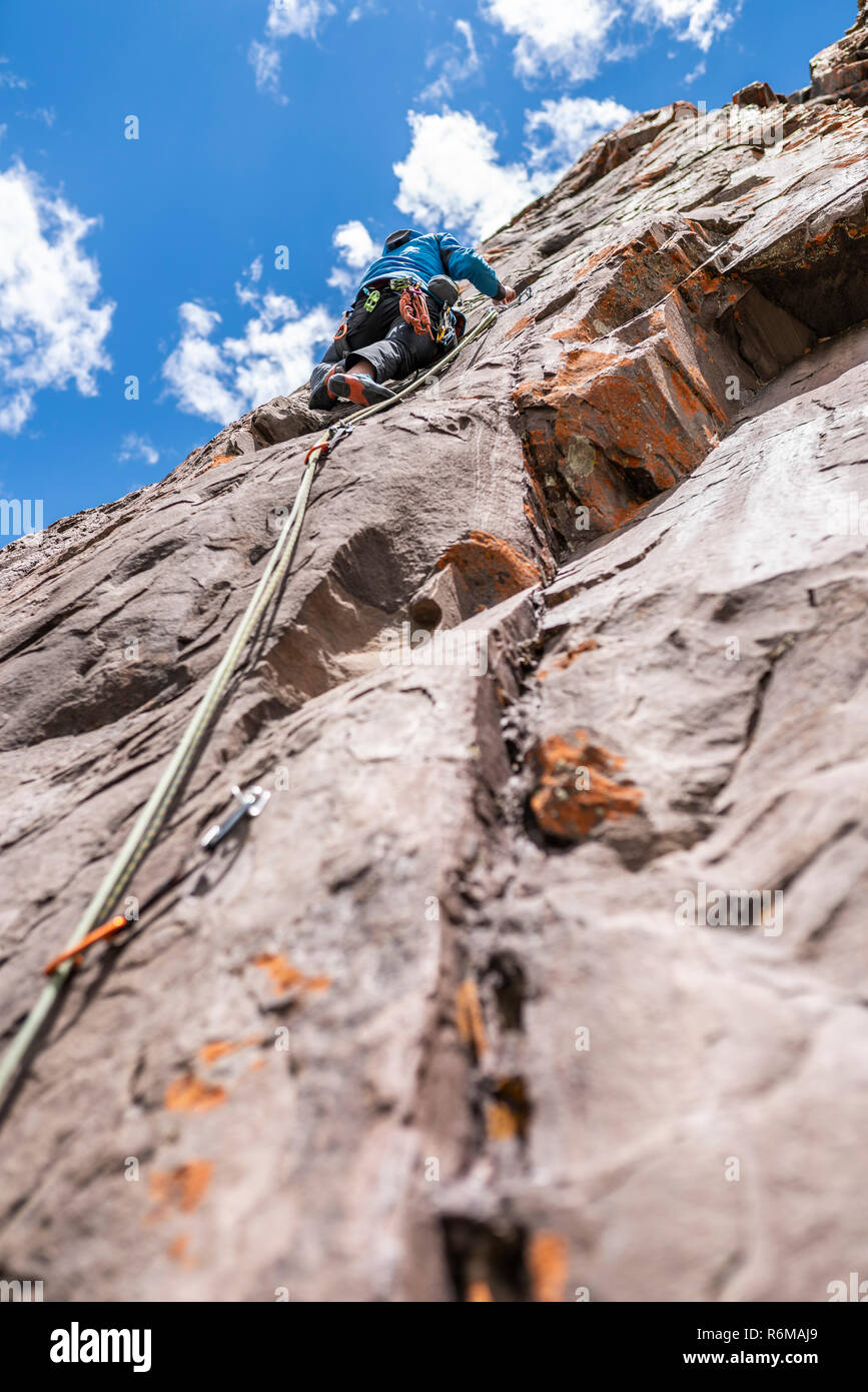 Les derniers mouvements pour atteindre le sommet par un grimpeur. L'escalade à l'intérieur des Andes et des vallées à Cajon del Maipo, un endroit étonnant Banque D'Images