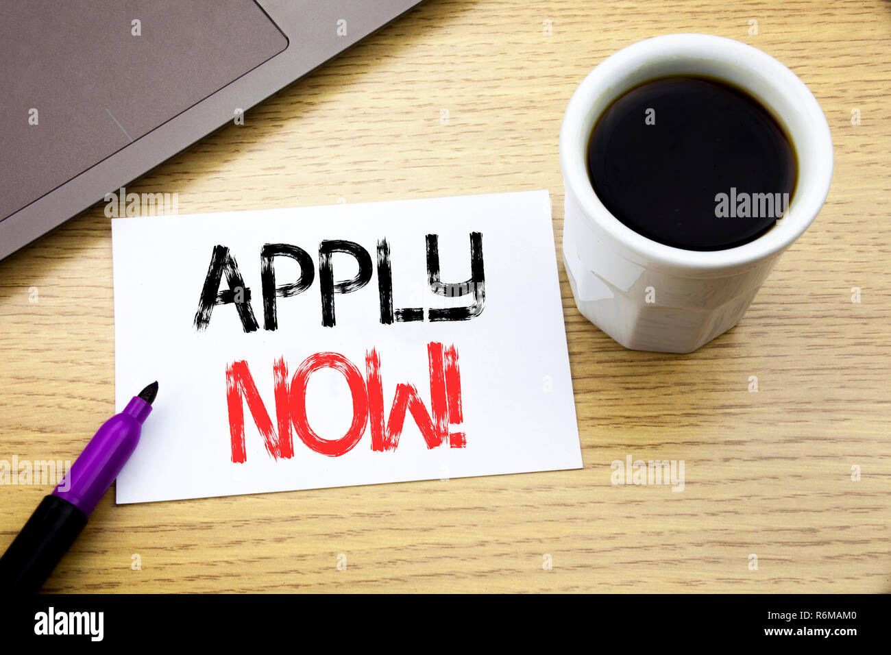 Texte d'annonce d'écriture montrant Appliquer maintenant. Concept d'entreprise pour l'embauche d'emploi Application écrite sur le portable d'adresses sur le fond de bois dans le bureau avec du café pour ordinateur portable Banque D'Images Texte d'annonce d'écriture montrant Appliquer maintenant. Concept d'entreprise pour l'embauche d'emploi Application écrite sur le portable d'adresses sur le fond de bois dans le bureau avec du café pour ordinateur portable Banque D'Images