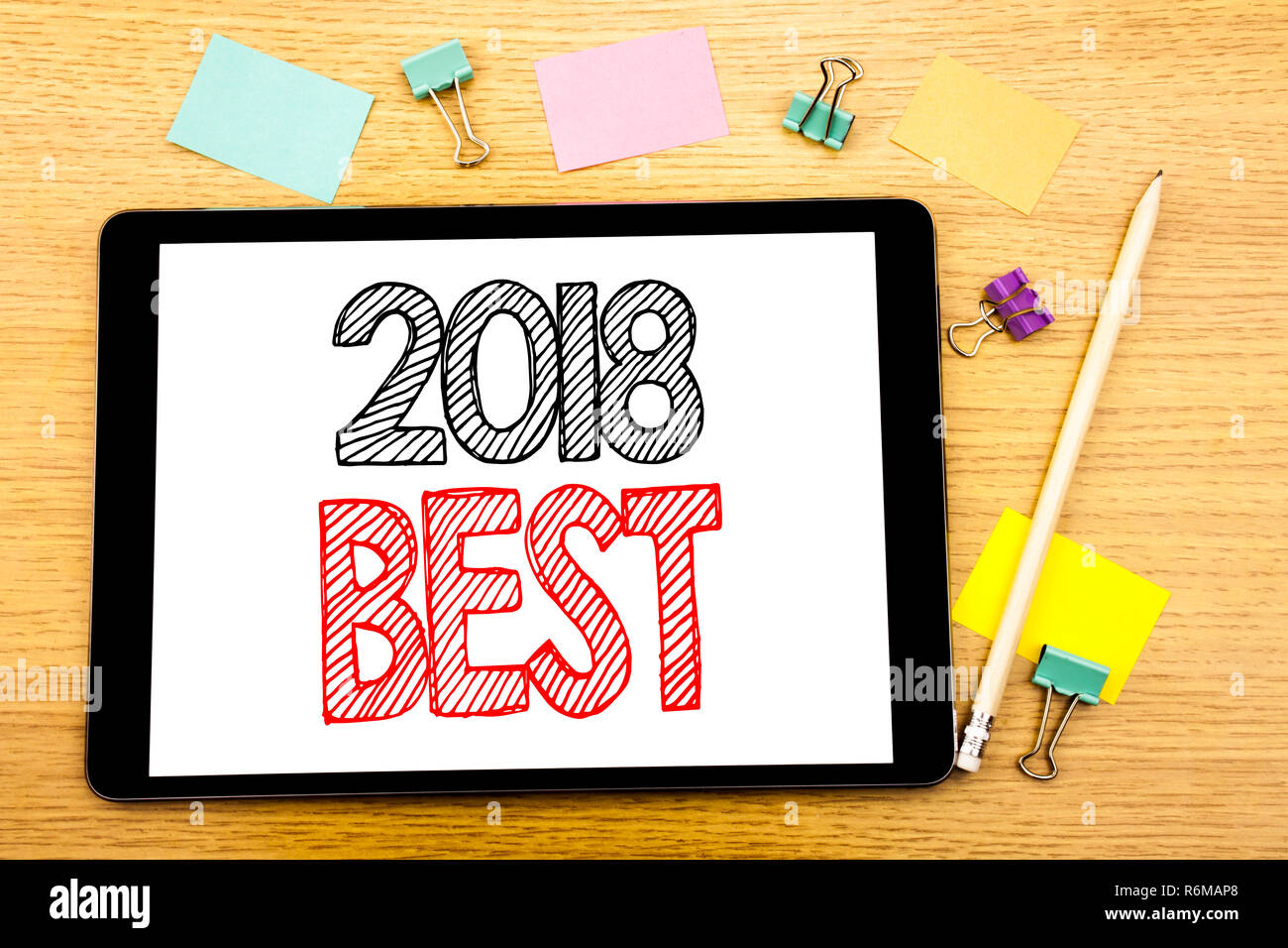 L'écriture de texte montrant 2018 meilleure. Concept d'affaires Choix de revue écrite sur ordinateur portable, tablette de fond en bois avec des post-it et un stylo Banque D'Images L'écriture de texte montrant 2018 meilleure. Concept d'affaires Choix de revue écrite sur ordinateur portable, tablette de fond en bois avec des post-it et un stylo Banque D'Images