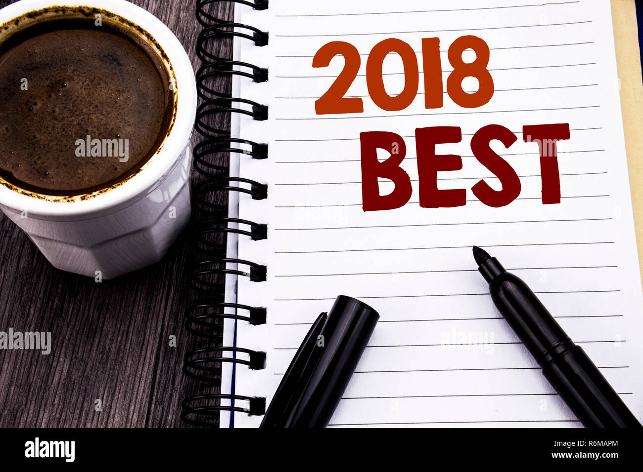 L'écriture de texte montrant 2018 meilleure. Concept d'affaires pour l'examen écrit sur ordinateur portable Choix note livre papier sur le fond de bois en bois. Avec café et marqueur noir. Banque D'Images L'écriture de texte montrant 2018 meilleure. Concept d'affaires pour l'examen écrit sur ordinateur portable Choix note livre papier sur le fond de bois en bois. Avec café et marqueur noir. Banque D'Images