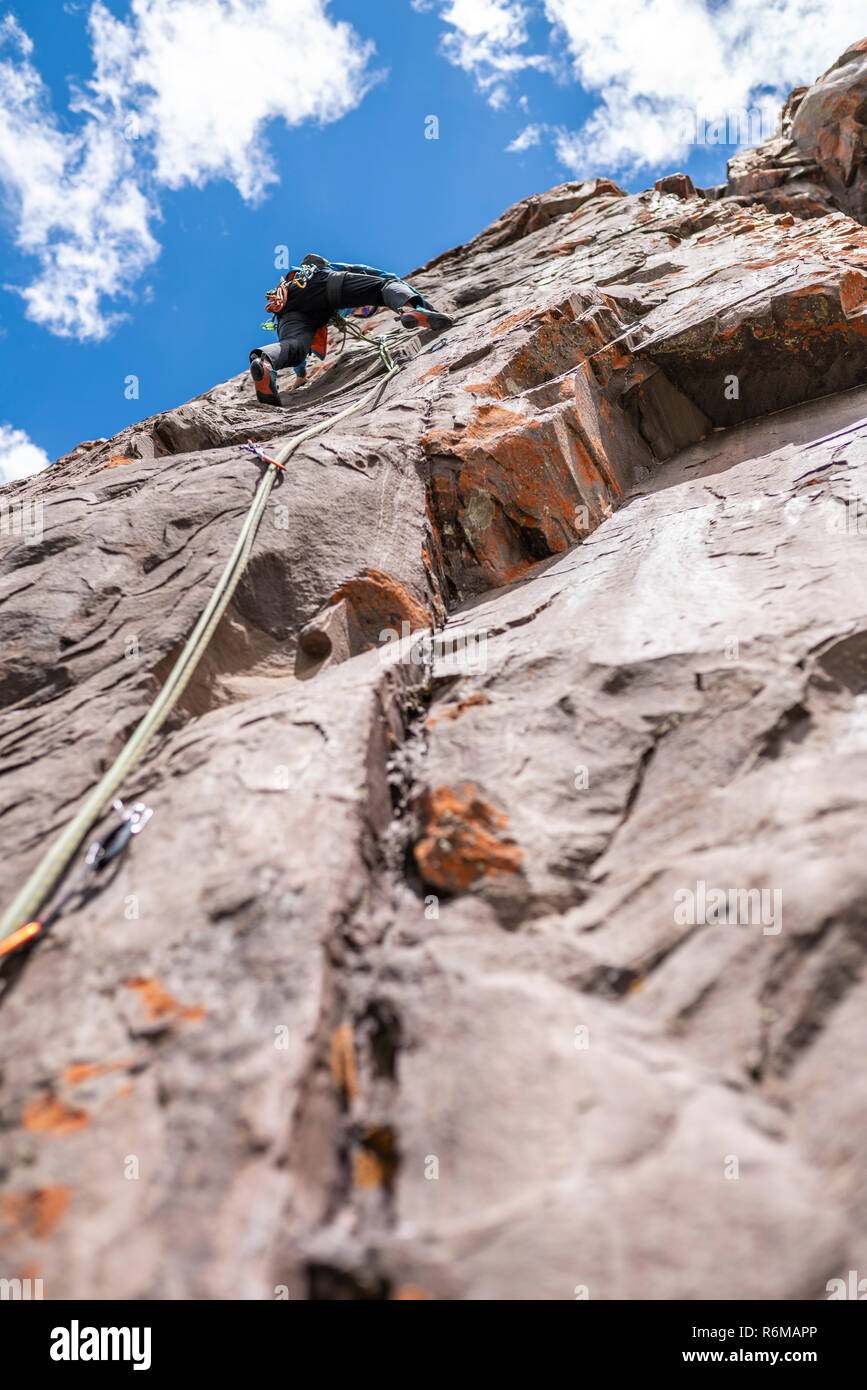 Les derniers mouvements pour atteindre le sommet par un grimpeur. L'escalade à l'intérieur des Andes et des vallées à Cajon del Maipo, un endroit étonnant Banque D'Images