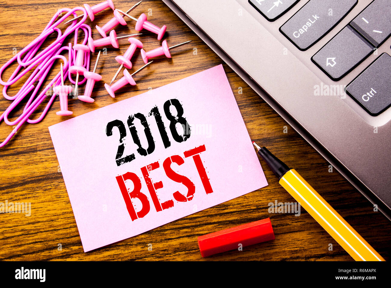 Texte manuscrit montrant 2018 meilleure. Concept d'affaires Choix de revue écrite sur papier rose post-it sur le fond de bois à côté du clavier. Avec stylo rouge. Banque D'Images Texte manuscrit montrant 2018 meilleure. Concept d'affaires Choix de revue écrite sur papier rose post-it sur le fond de bois à côté du clavier. Avec stylo rouge. Banque D'Images