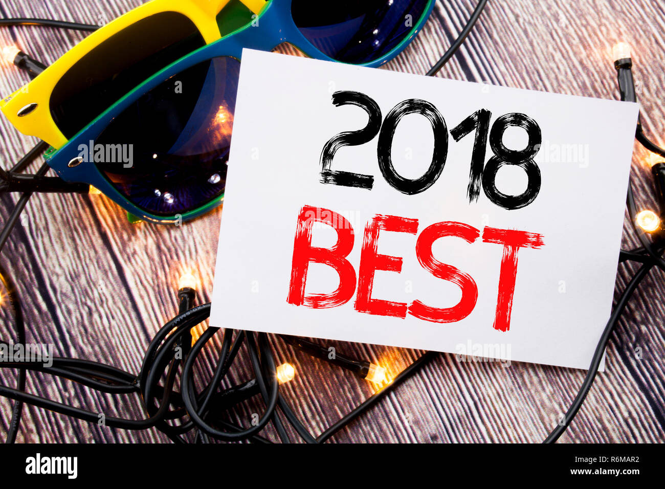 L'écriture de texte montrant 2018 meilleure. Pour l'examen du concept d'entreprise choix écrit le post-it avec copie espace sur le vieux bois fond de bois avec des lunettes Banque D'Images