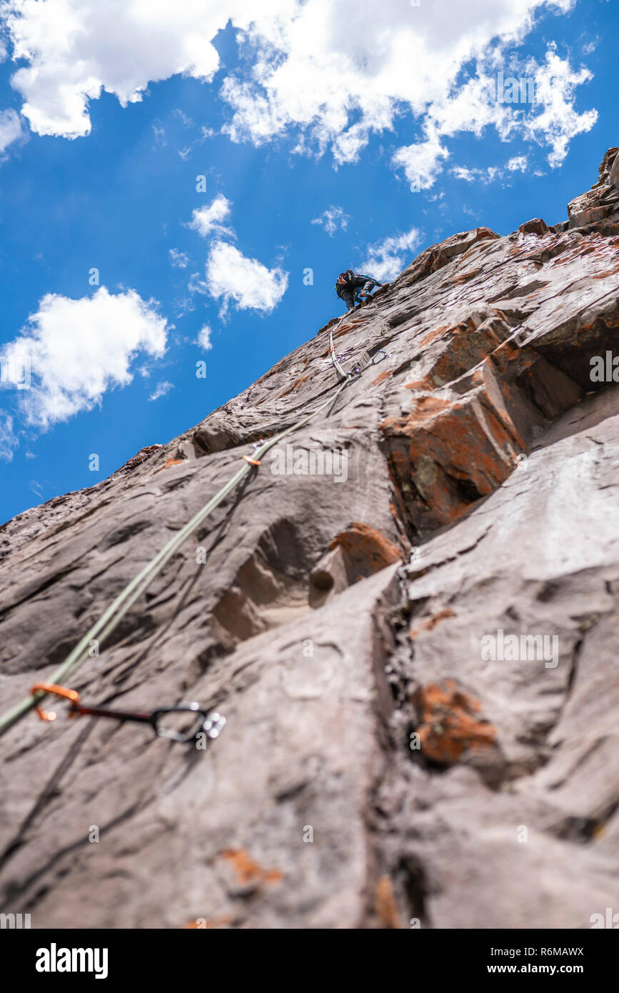 Les derniers mouvements pour atteindre le sommet par un grimpeur. L'escalade à l'intérieur des Andes et des vallées à Cajon del Maipo, un endroit étonnant Banque D'Images