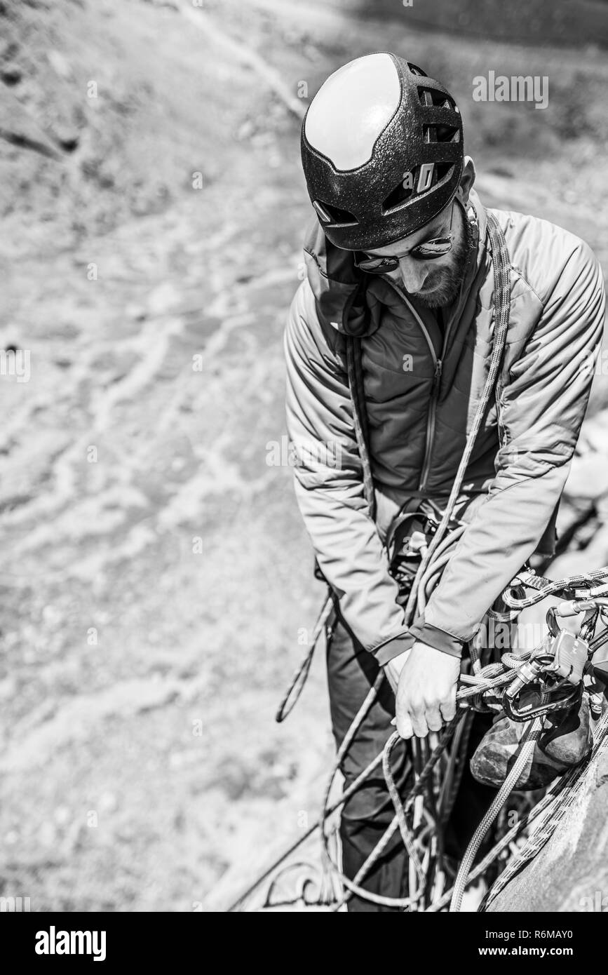 Expressions visage tandis qu'un grimpeur monter un grand mur à l'intérieur de la Cordillère des Andes, une aventure extraordinaire. Sourire sur son visage tout en allant à la montagne Banque D'Images