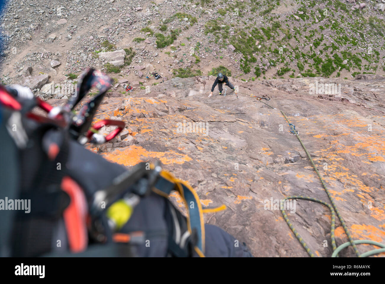 Les derniers mouvements pour atteindre le sommet par un grimpeur. L'escalade à l'intérieur des Andes et des vallées à Cajon del Maipo, un endroit étonnant Banque D'Images